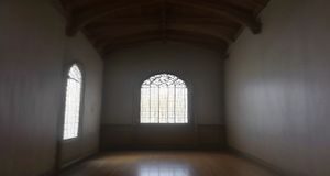 行业趋势研究员王浩在现代化办公室内撰写洞察报告，背景为紫色调数据可视化大屏，专业分析师气质